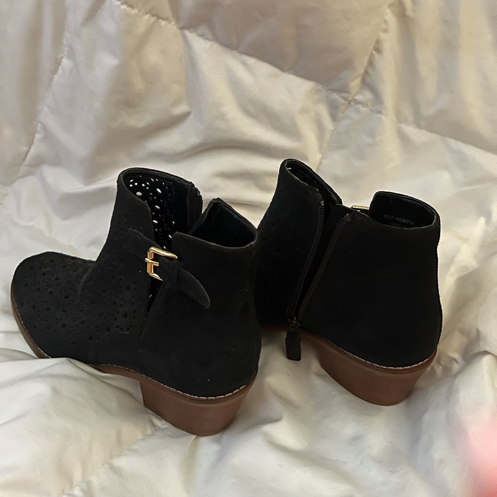 Cole Hann Grand øs. Black Suede. Hole pattern on top of toes. Zip on boot.